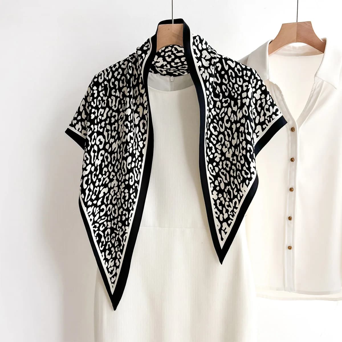 Sciarpa quadrata con stampa leopardata per donna, morbida, in simil seta, bandana, hijab di lusso, elegante foulard, scialle.