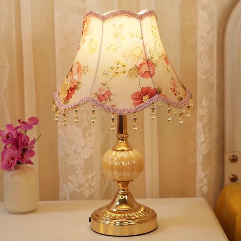 Lampada da comodino moderna ed elegante con copertura in tessuto Lampada da comodino per camera da letto Soggiorno europeo Studio Ufficio Lampada da scrivania in tessuto per hotel apparecchio