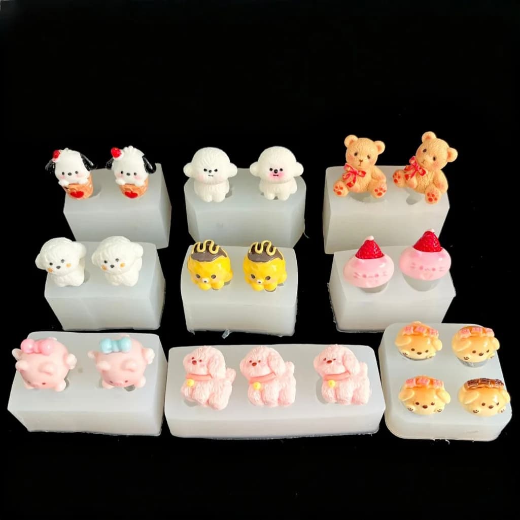 Super Cute, Animal-Shaped Transparent Silicone Molds for Desserts, Burgers, Hot Dogs, and Ice Cream.