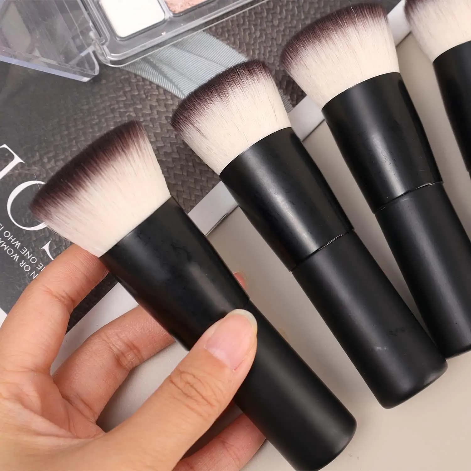 Pennelli per fondotinta a punta piatta, pennelli angolati per contorno viso, per fondotinta liquido, crema, bronzer, strumento per applicazione e fissaggio della polvere.