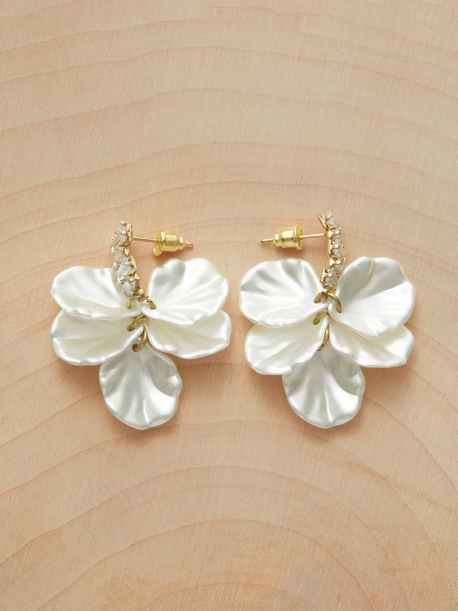 1 pair French-style white petal-shaped drop earrings for Valentine’s Day or wedding occasions