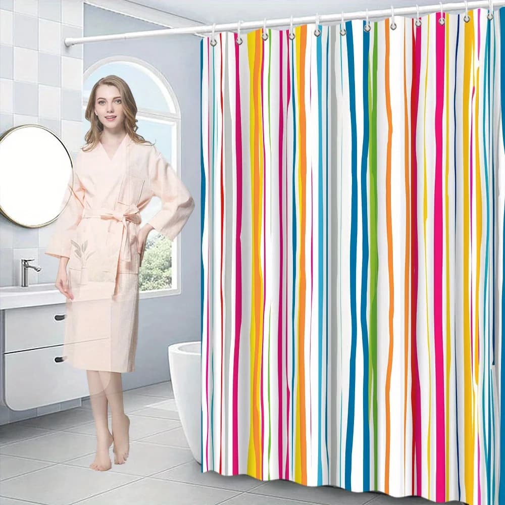 Tenda da doccia con strisce ondulate astratte – Linee verticali multicolori vivaci su fondo bianco, poliestere impermeabile, 12 ganci antiruggine