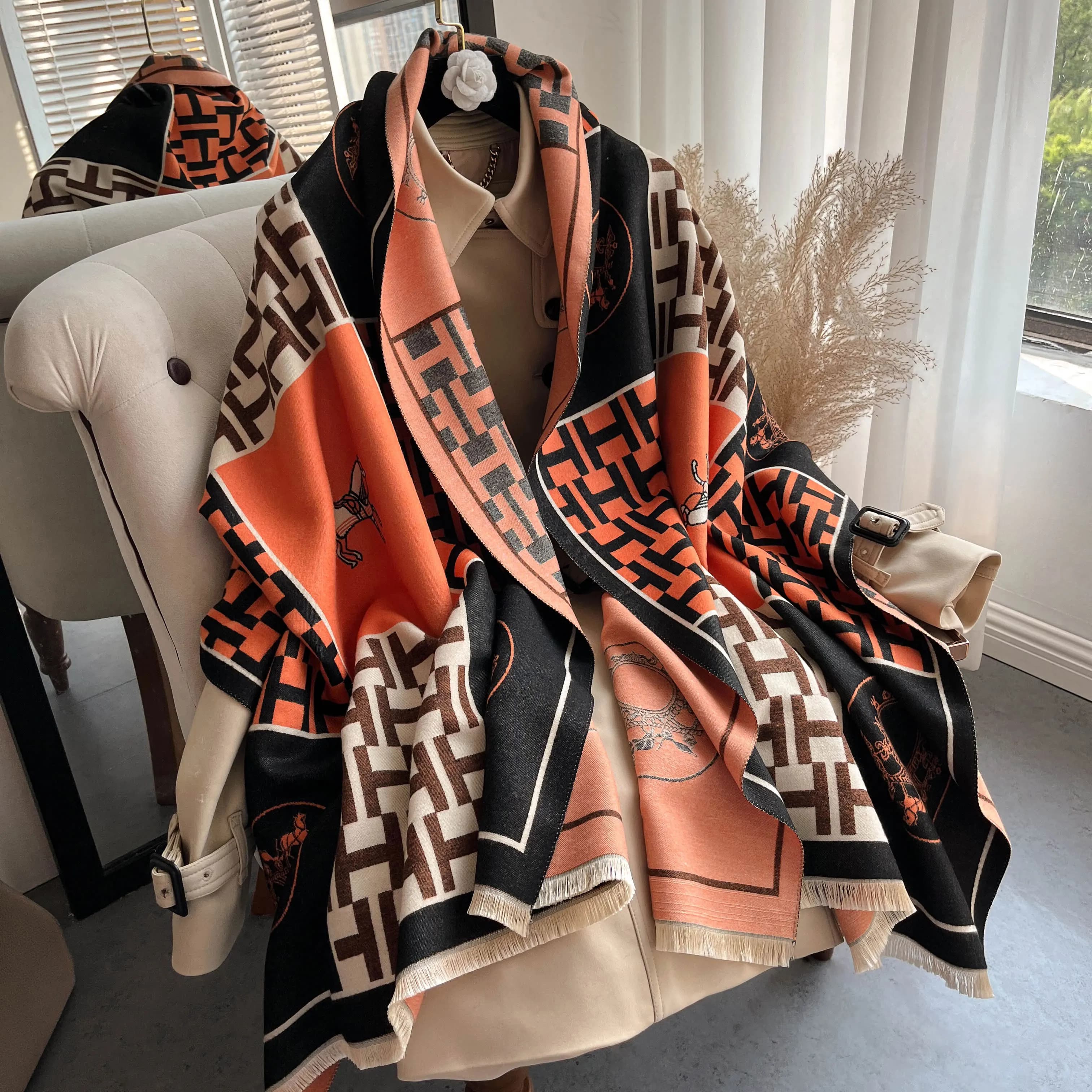 Questa nuova sciarpa di lusso da donna invernale con stampa spessa imitazione scialle da viaggio in cashmere di Buanda avvolto in Echarpe