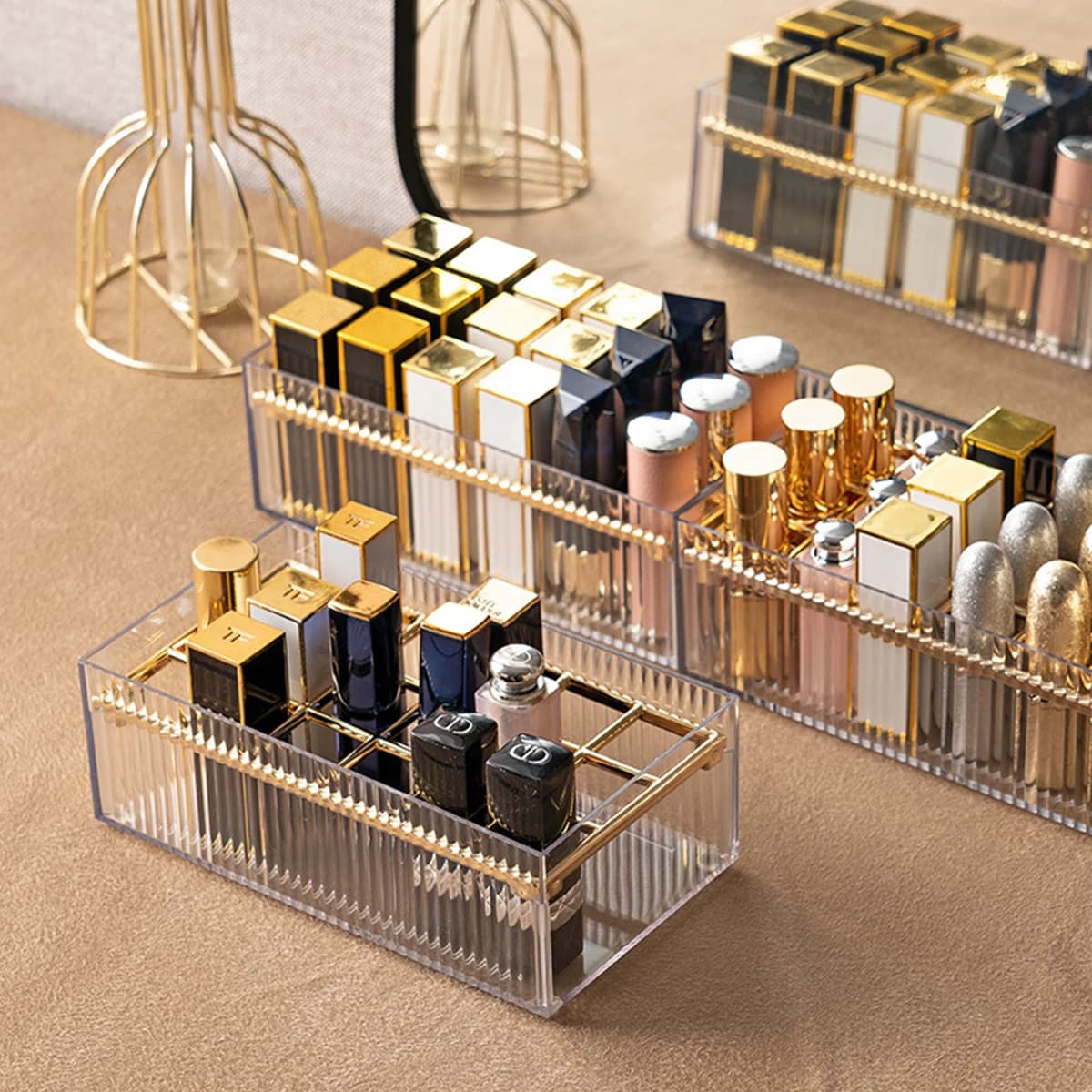 Transparent multi-cell cosmetic shelf for detachable table lipstick