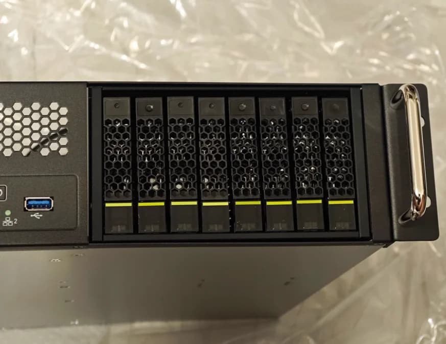 Cesto per dischi rigidi NVMe U.2 e SATA da 2,5 pollici per NAS All-Flash, Bay ODD Hot-Swap