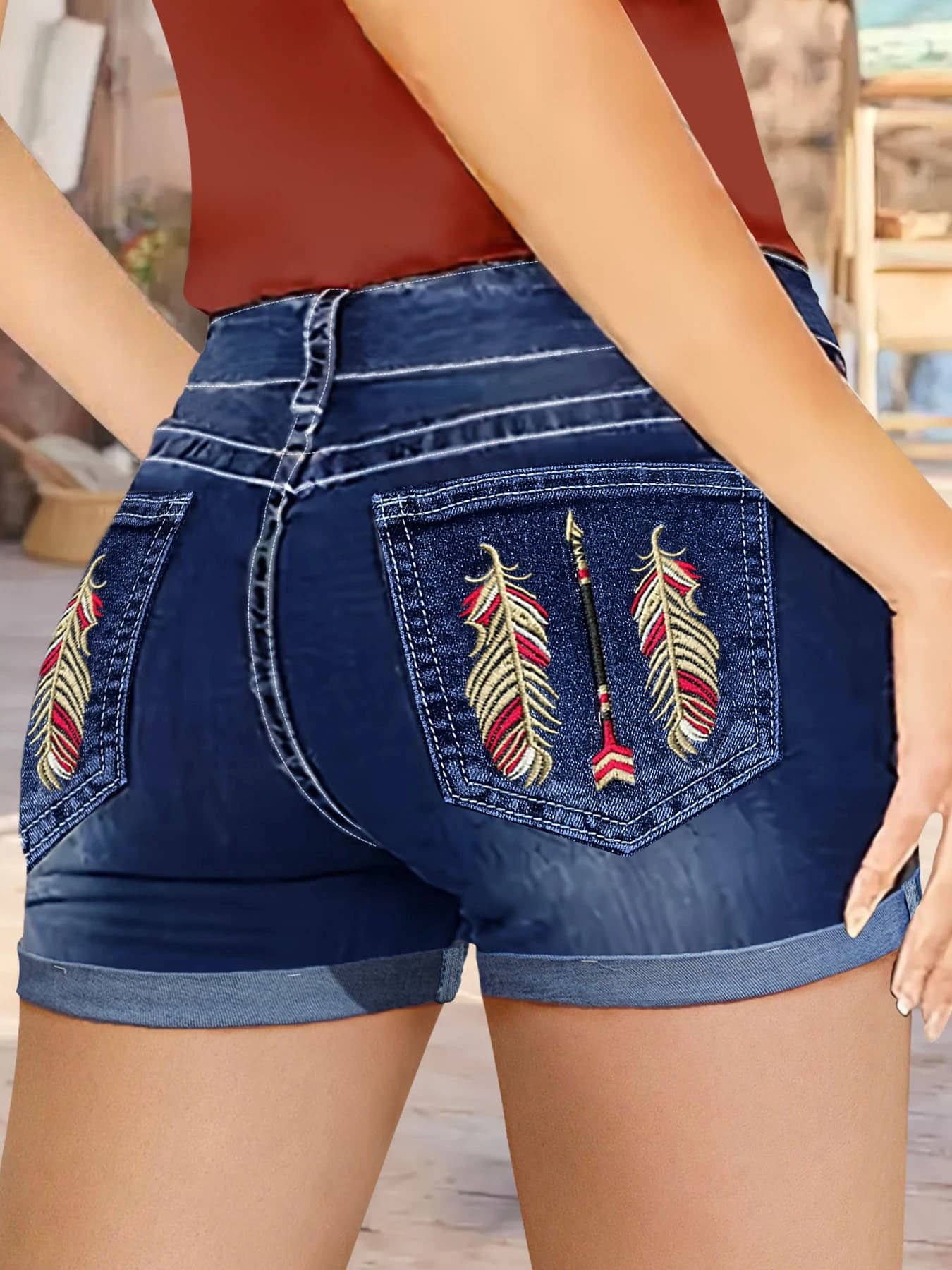 Shorts in denim lavato blu scuro da donna, con tasche ricamate a piuma e freccia, orlo arricciato, hot pants modellanti push-up