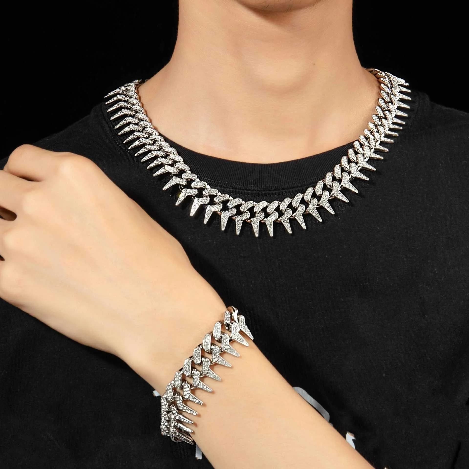 Set 2 Pezzi Catena Cuban Link con Borchie Iced Out 18mm Micro Pave 5A CZ, Collana e Bracciale Hip Hop per Uomo Donna, Gioielli Rapper Punk