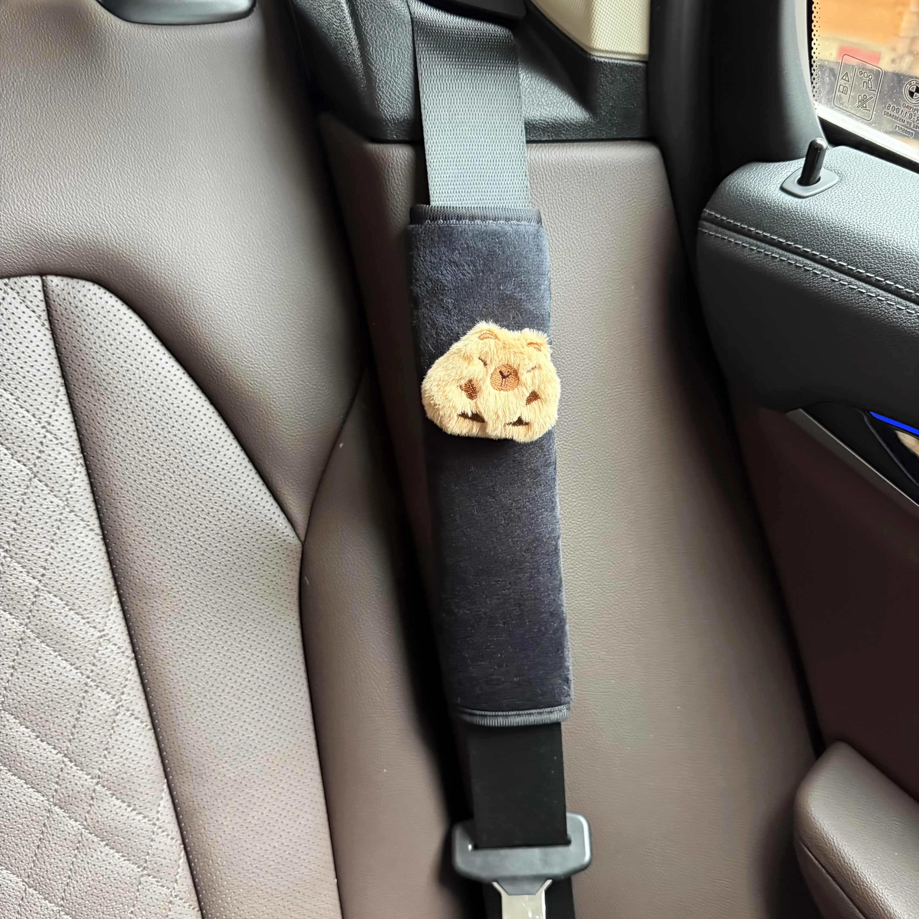 Due spalline per cintura di sicurezza per auto, eleganti accessori interni per auto e un accessorio spilla capibara - nero.