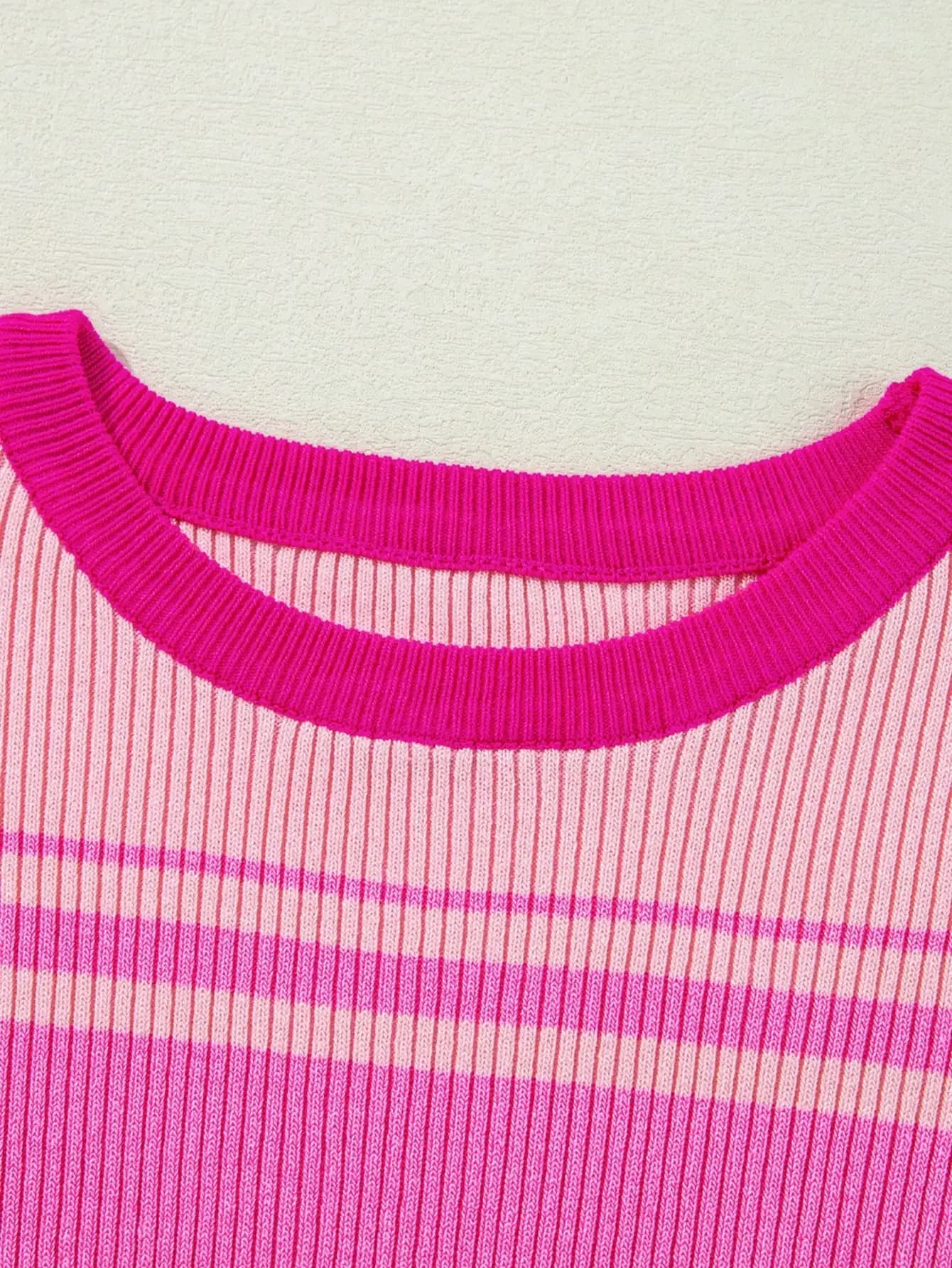 Top a maniche corte a righe con scollo rotondo in maglia a costine, casual estivo