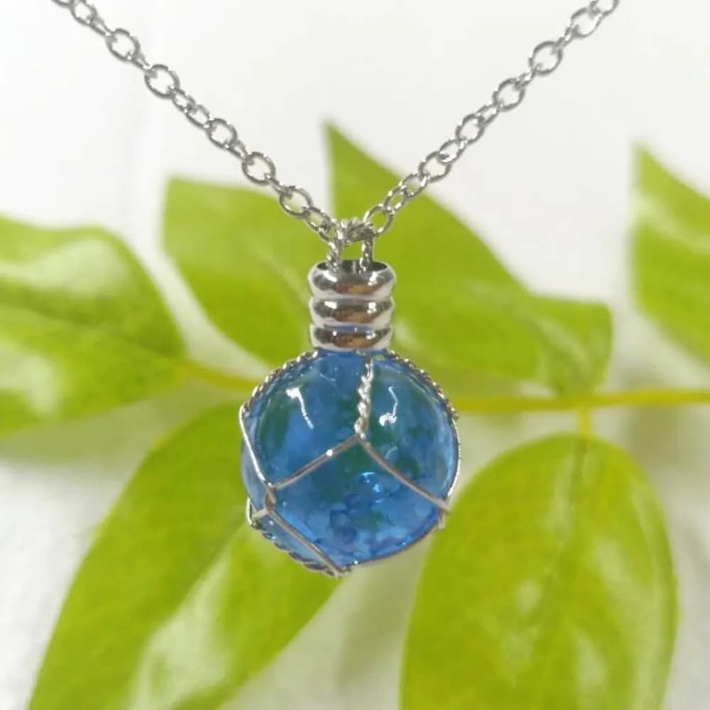 Collana in Vetro Luminoso Verde Blu che si Illumina al Buio, con Ciondolo Rotondo Luminoso Intrecciato a Mano per la Notte