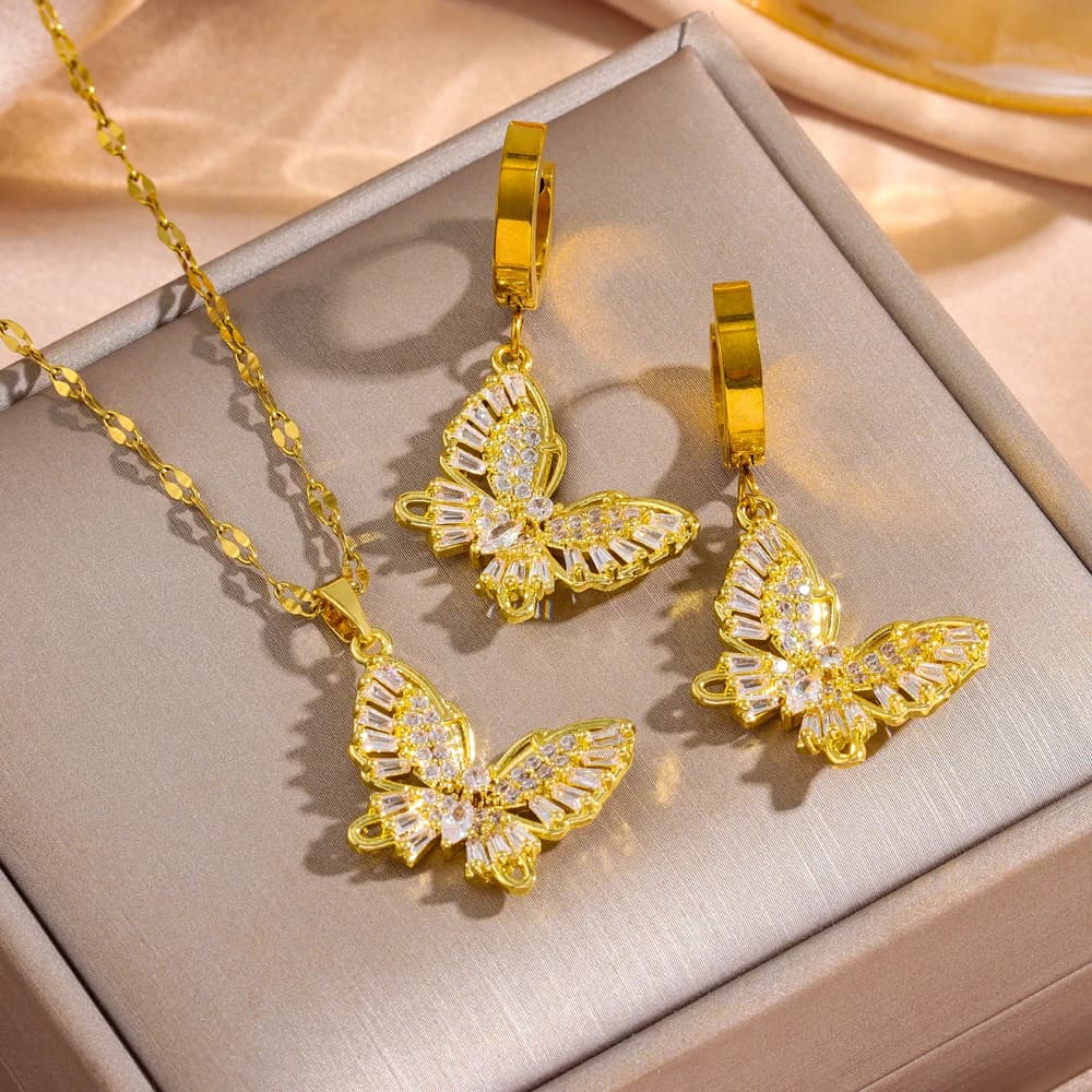 Nuovo set di gioielli da donna con collana e orecchini a forma di farfalla con zirconi, in acciaio inossidabile placcato oro 18 carati, stile leggermente lussuoso.