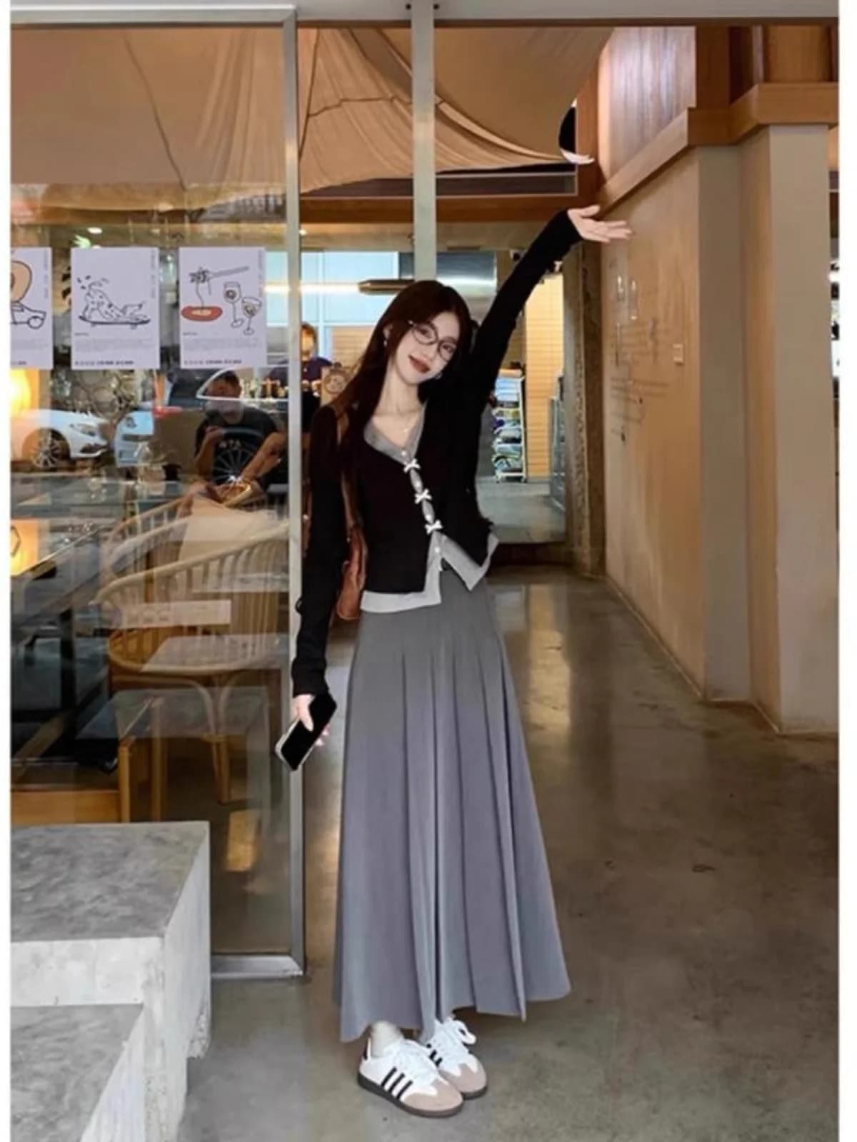 Completo da donna in maglia casual per l'inizio dell'autunno, con top e gonna a mezza lunghezza, maniche lunghe e fiocco, due pezzi.