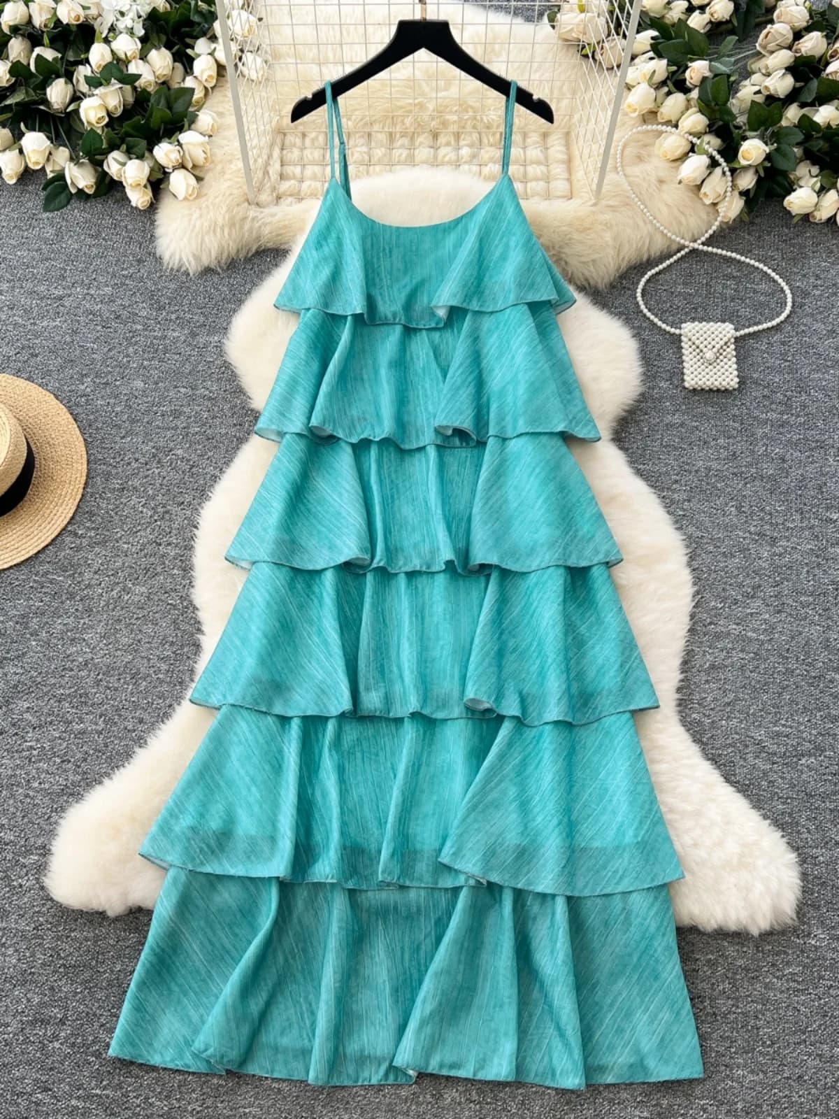 Abito Stile Vacanza 2024 Nuovo Modello a Vita Alta con Gonna Lunga a Trapezio, Bretelle e Dettagli in Pizzo Stratificato Effetto Snellente
