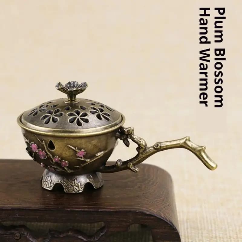 Bruciatore di incenso Plum Blossom con manico Retro Plum Blossom Scava fuori Bruciatore di incenso in lega di zinco Piccolo mestiere Decorazioni per la casa