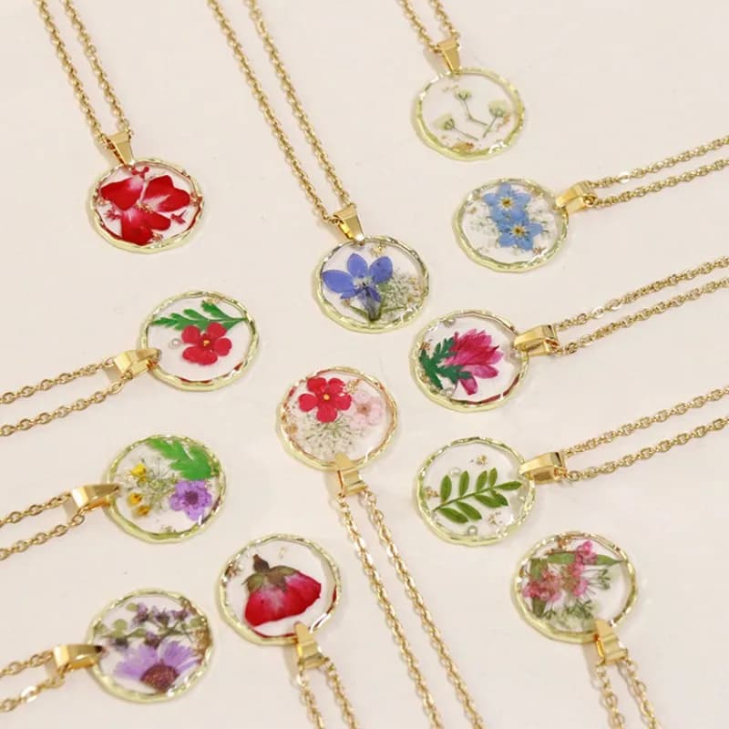 Collana con Ciondolo di Fiori Pressati, Realizzata a Mano in Resina Epossidica, Serie di Collane con Fiori Naturali Essiccati, Ciondolo Personalizzato con Catena