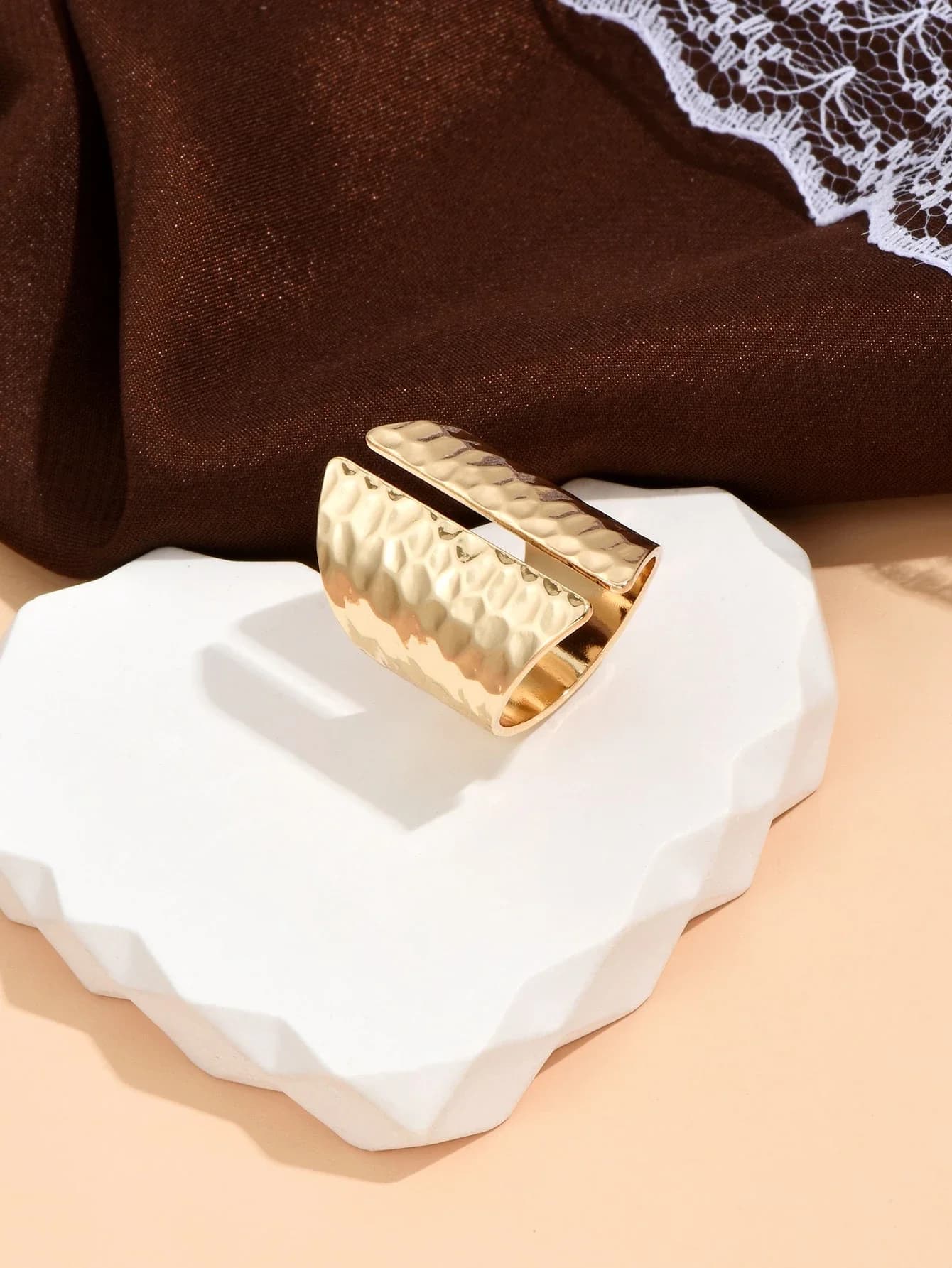 Anello con texture per donna, anello di tendenza alla moda