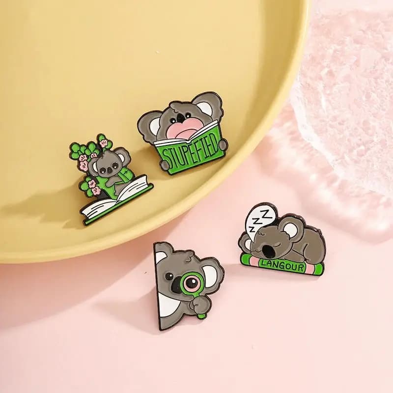 Simpatico cartone animato Koala Spilla smaltata Creativo Adorabile Animale che dorme Lettura Spilla Distintivo Zaino Abbigliamento Cappello Accessori