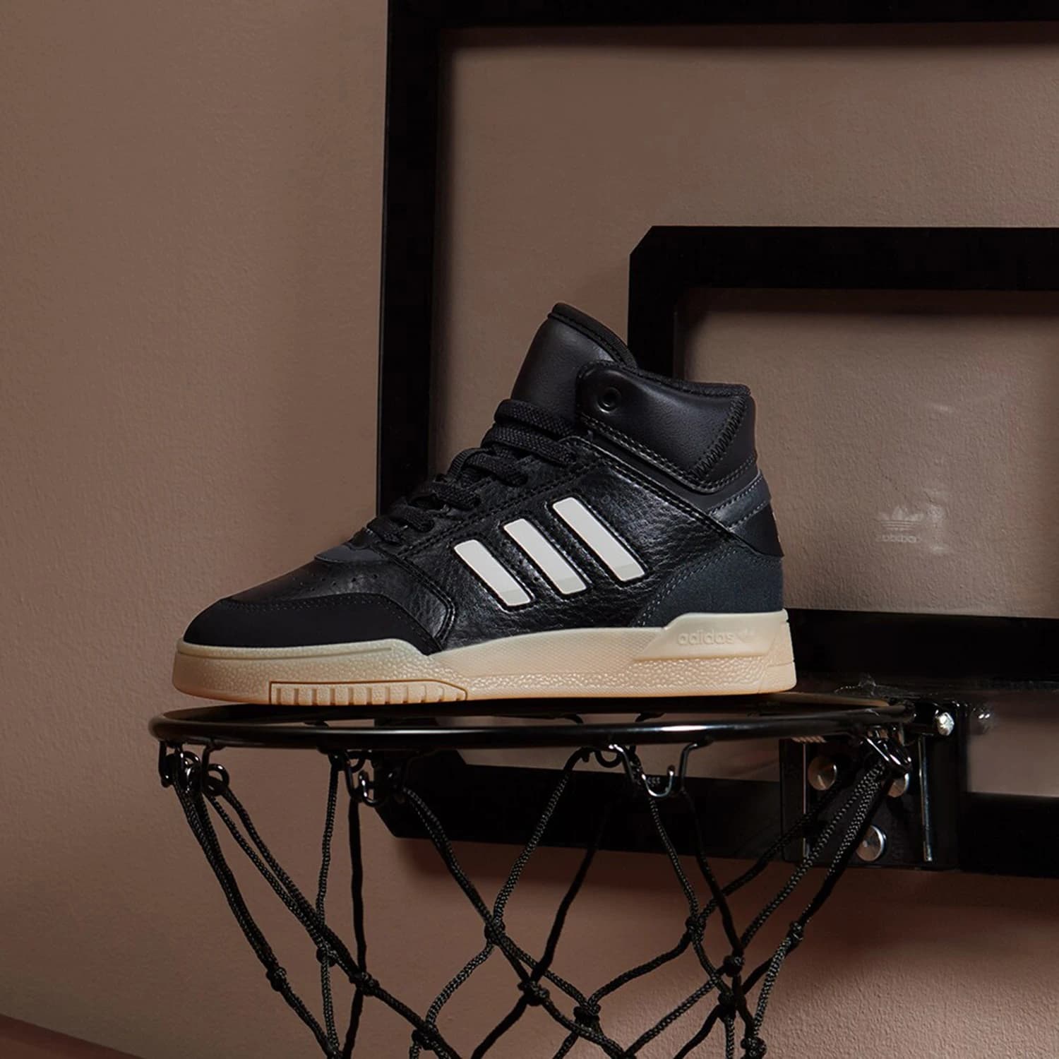 Scarpe da ginnastica medie Adidas Originals autentiche alla moda giovanile IG1479