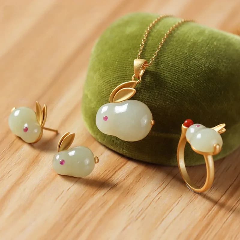 Set di conigli di giada Anello di giada naturale di Hetian imitazione, collana di coniglio di calcedonio intarsiato in oro antico Orecchini a bottone con coniglio carino