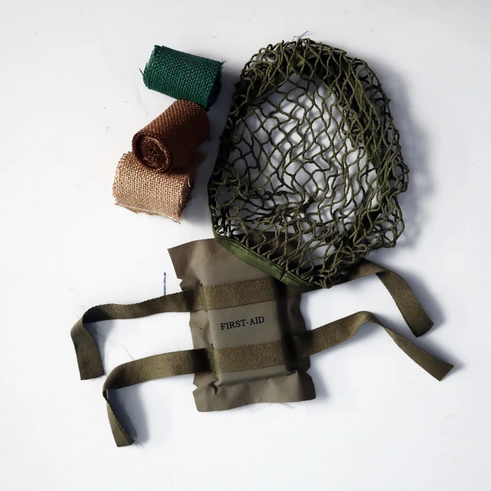 Ornamento per casco da paracadutista WW2 Soldato americano Copertura in rete Kit di pronto soccorso Casco decorato con striscia di lino WW2
