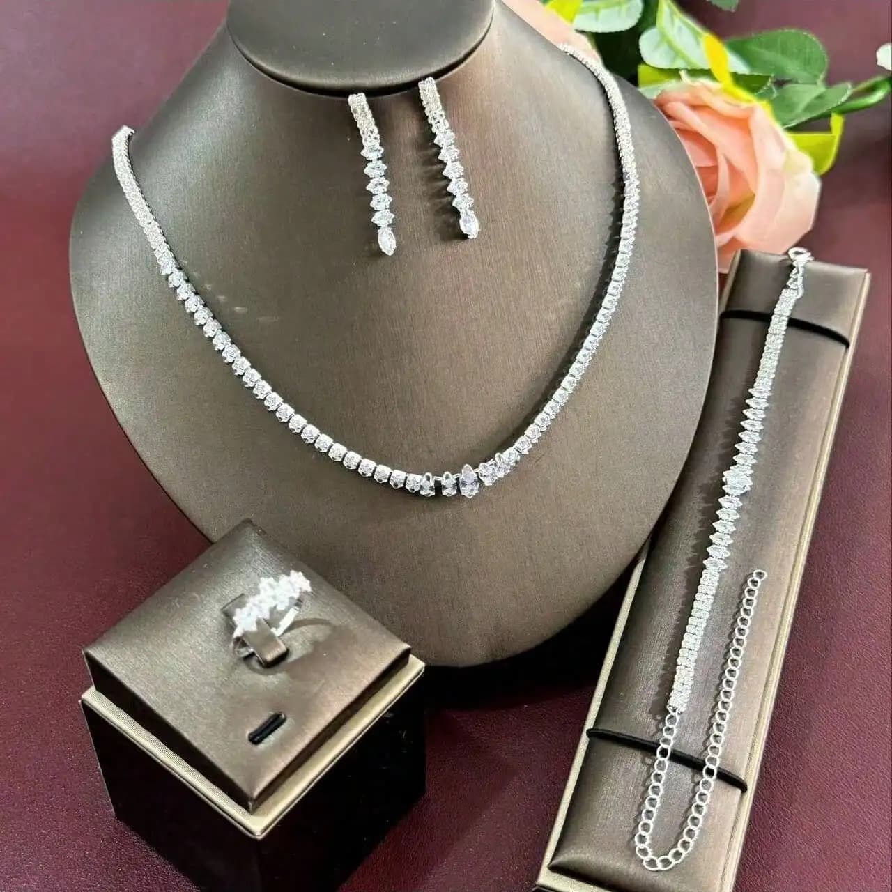 Set di gioielli geometrici di lusso leggero con diamanti, composto da collana, orecchini, bracciale e anello, ideale per matrimoni e feste.