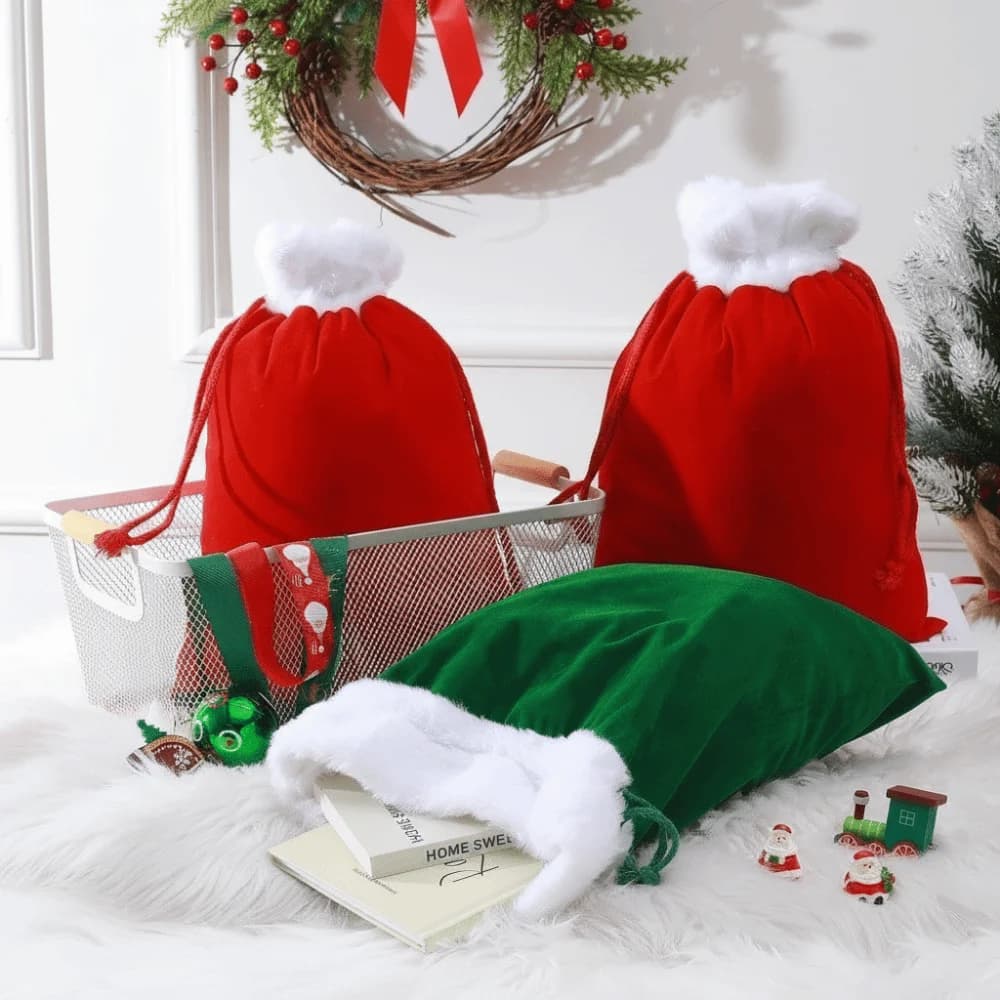 Borsa regalo di Natale con finiture bianche decorative Borsa con coulisse riutilizzabile con texture pelosa Borsa pelosa Regalo di Natale