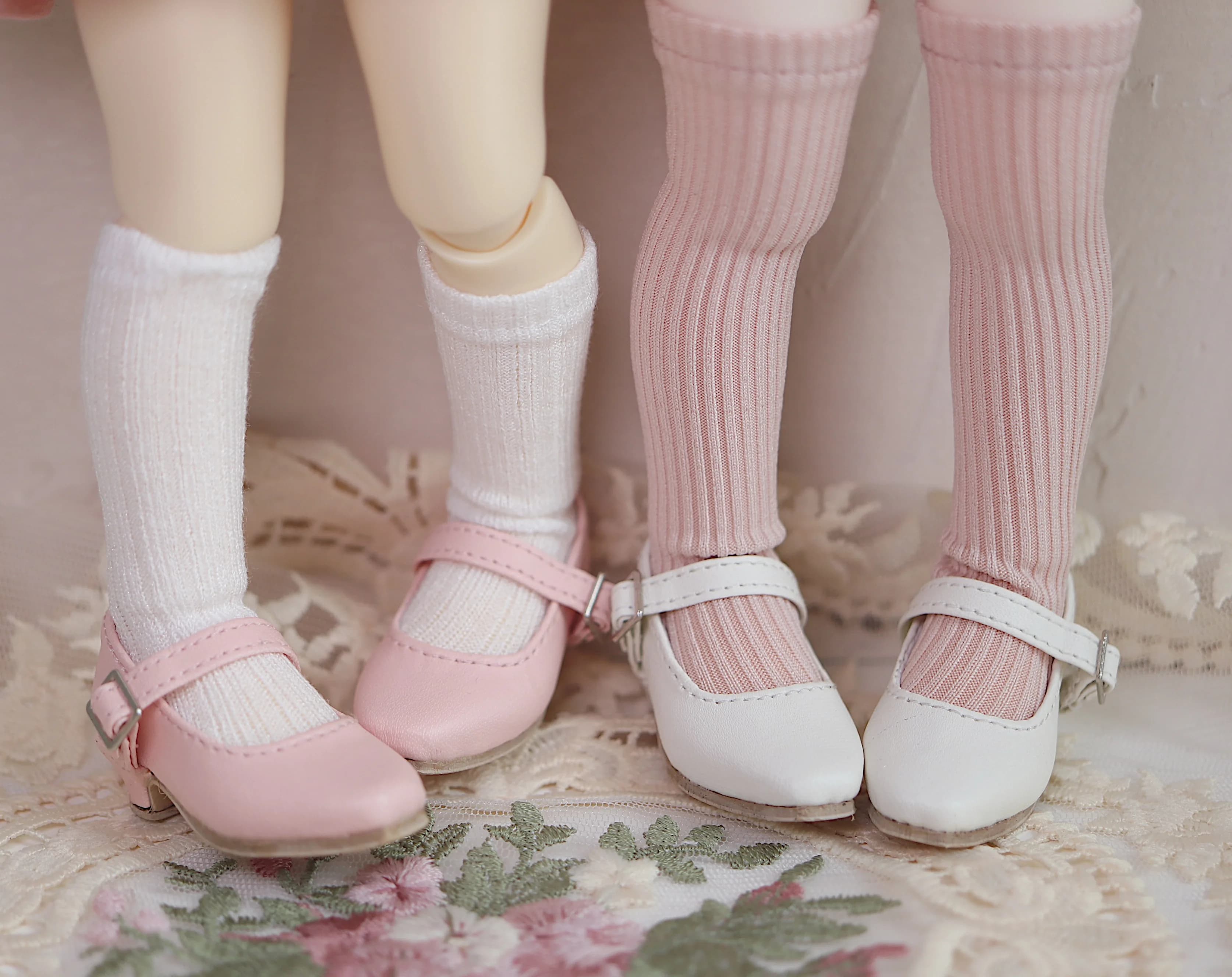 BJD 1/4 1/6 bambola piccola scarpa in pelle giocattolo ragazze fibbia singola semplice ed elegante quotidiano bianco rosa nero MDD punta quadrata scarpe con tacco basso