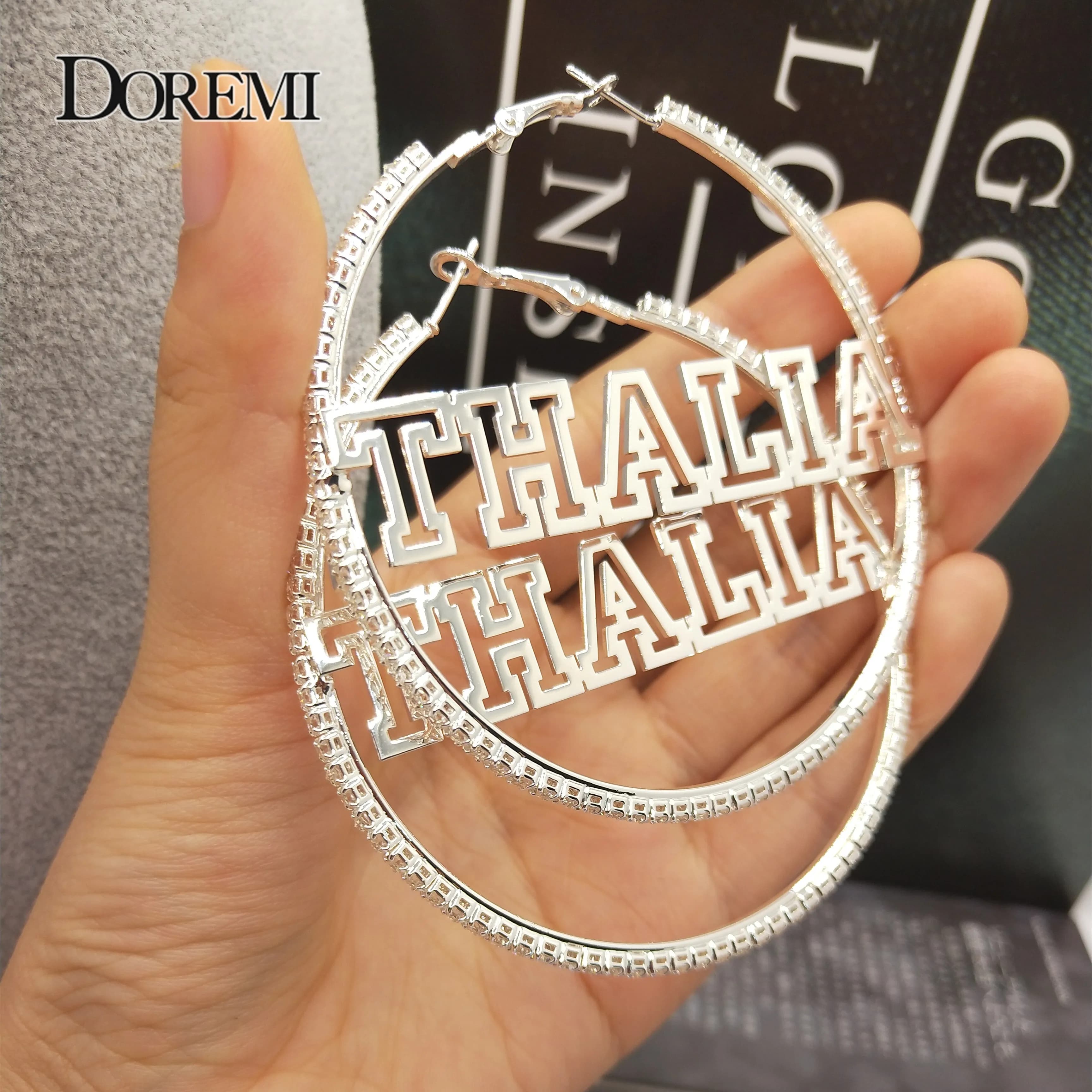 DOREMI 2mm orecchini con nome in zircone bianco cerchio sottile orecchino personalizzato in acciaio inossidabile con nome personalizzato cerchio personalizzato stile Hip-hop 5-9cm