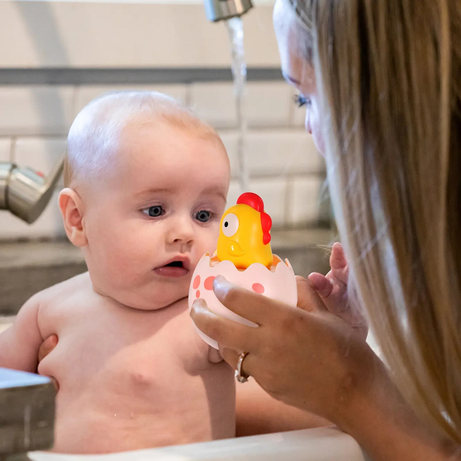 Spruzzatore da Bagno per Bambini a Forma di Pollo Giallo, Gioco d'Acqua Interattivo per Neonati, Accessorio Sensoriale per l'Apprendimento nel Bagno
