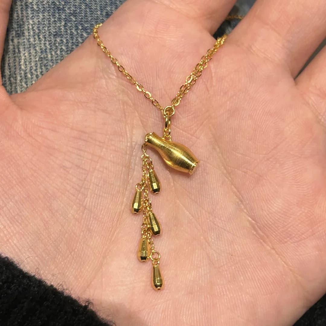 Collana con ciondolo bottiglia di vino piccolo di lusso leggero alla moda, squisita lucentezza, catena artistica con clavicola, regalo di gioielleria raffinata
