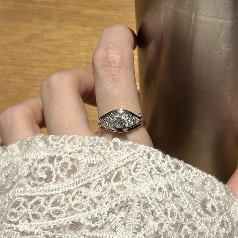 Anello geometrico con diamanti lucidi intarsiati, texture alla moda, nuovo anello di lusso leggero per donna, regolabile, adatto per gioielli da indossare tutti i giorni
