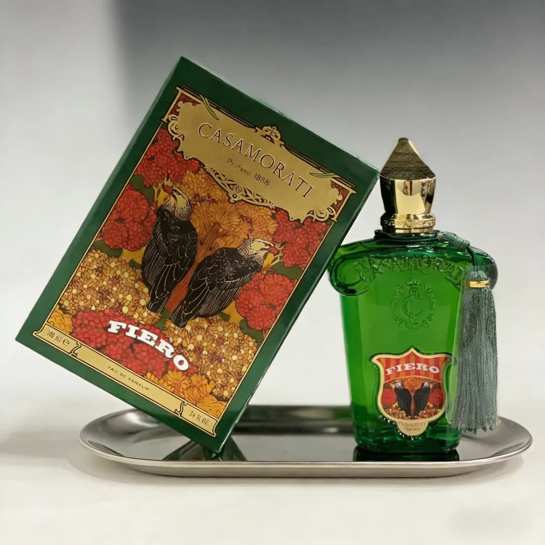 Casamorati Fiero 1888 EDP | Bottiglia vintage verde con nappina, note luminose di agrumi e legno, atmosfera di lusso italiana
