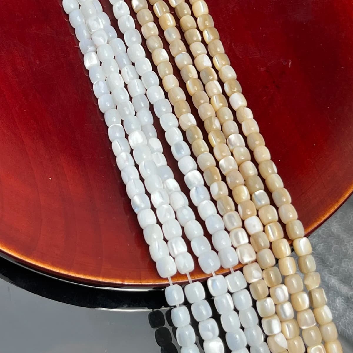 Perline semilavorate con conchiglia naturale cilindrica da 4 mm per forniture per la creazione di gioielli Accessori per braccialetti per collane fai da te all'ingrosso 36 cm