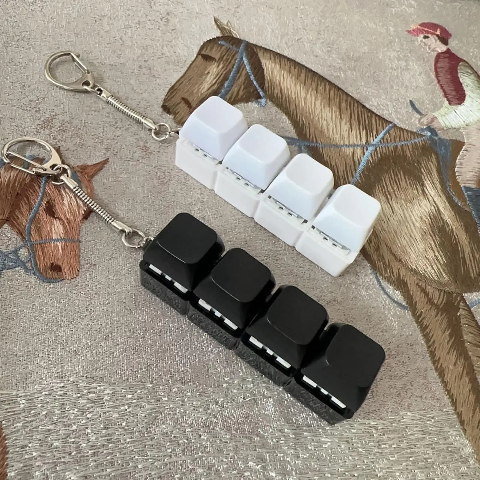 Portachiavi Antistress a Forma di Tastiera, Giocattolo Sensoriale Portatile, Gadget Clicker per Alleviare lo Stress, Regalo Originale per Adulti e Bambini, Decorazione per Zaino