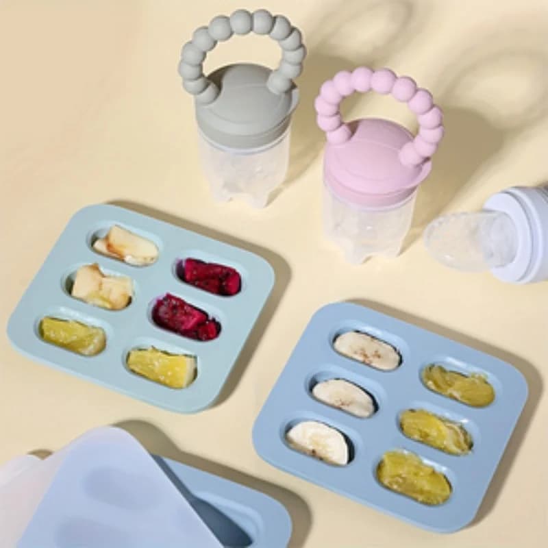Set di 2 Pezzi per l'Alimentazione del Bambino: Alimentatore per Frutta, Vassoio per Cubetti di Ghiaccio con Coperchio per Congelatore, Stampo per Latte Materno e Alimenti Freschi