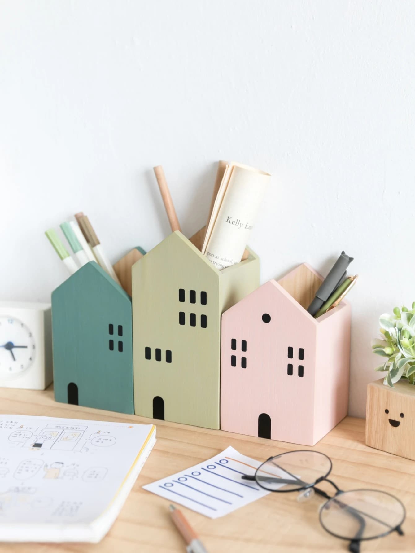 Wooden pen holder shaped as a cartoon house, pencil container, makeup brush holder, stationery box, student/office desk organizer