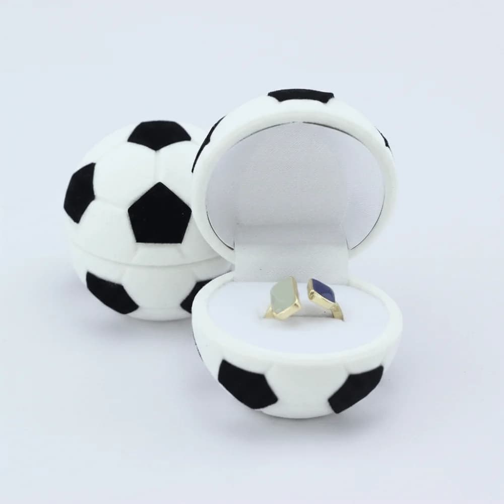 Scatola portagioie in velluto setoso, colore grigio, dimensioni compatte, porta anelli dal design unico a forma di pallone da calcio, custodia per anelli a forma di pallone da calcio