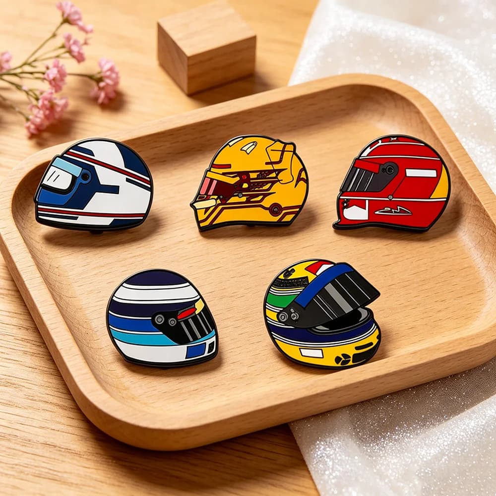 Set di 5 spille smaltate a forma di casco da corsa, distintivi in metallo per zaini, accessori, gioielli, regali da collezione per gli appassionati di corse automobilistiche