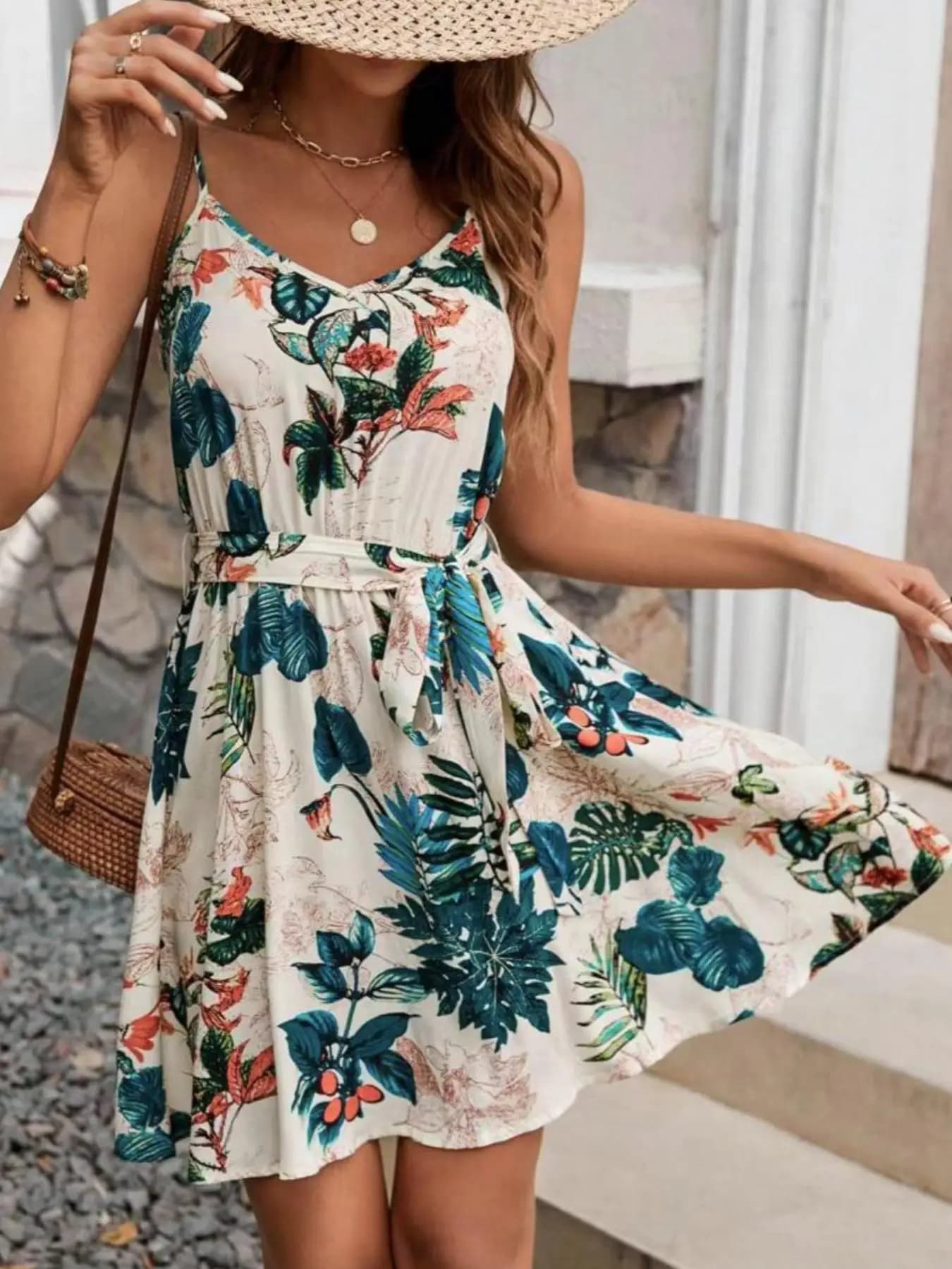 A woman's dress with bohemian style belt, suitable for holidays and outdoor activities, comfortable and fashionable.