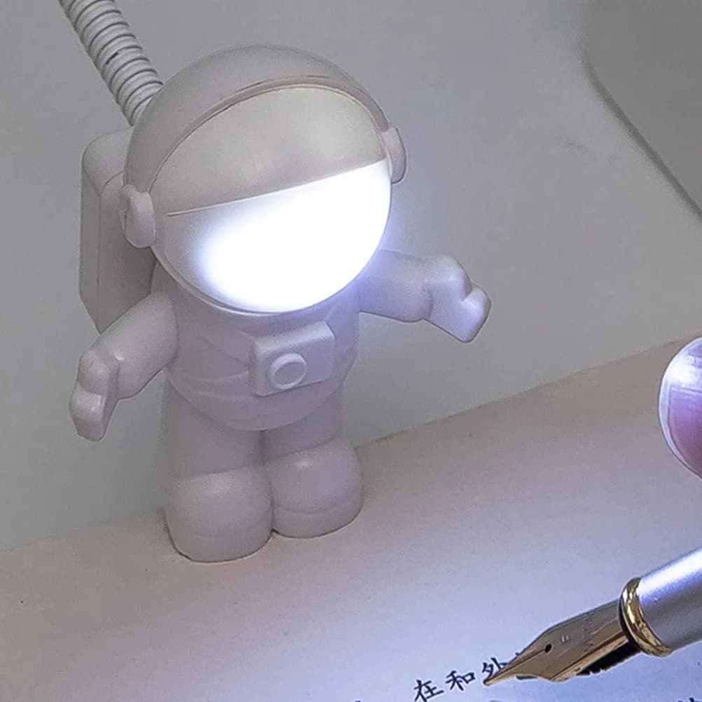 Lampada USB a Forma di Astronauta con Collo Flessibile, Luce LED per Laptop, Scrivania, Letto, Lettura, Regalo Ideale per Famiglia, Amici, Ogni Occasione