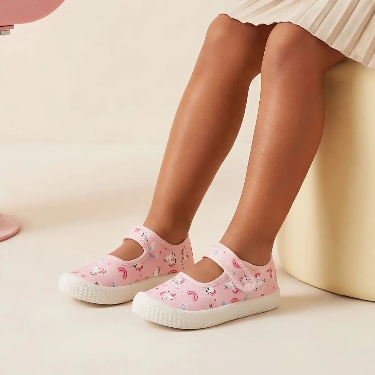 Fashionable casual sports shoes for girls, spring and summer soft sole, suitable for indoor and outdoor kindergarten students