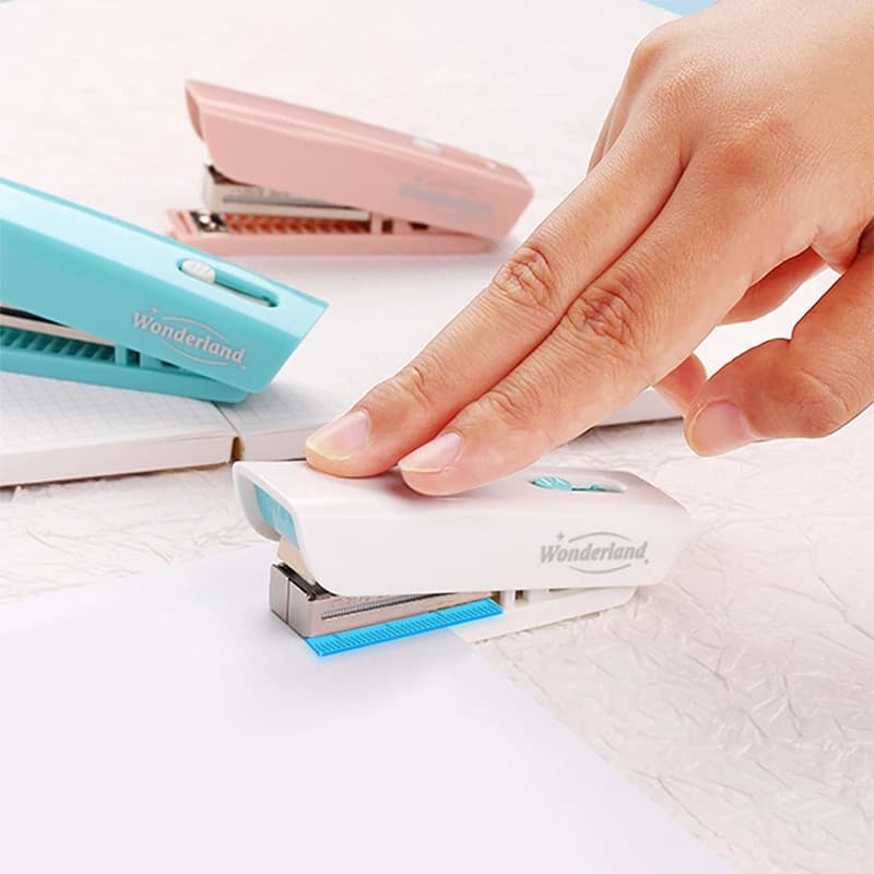 1pc Cucitrice da tavolo senza sforzo Cucitrice da ufficio portatile Capacità di 15 fogli Supporto 24/6 o 26/6 Punti metallici con dispositivo di rimozione
