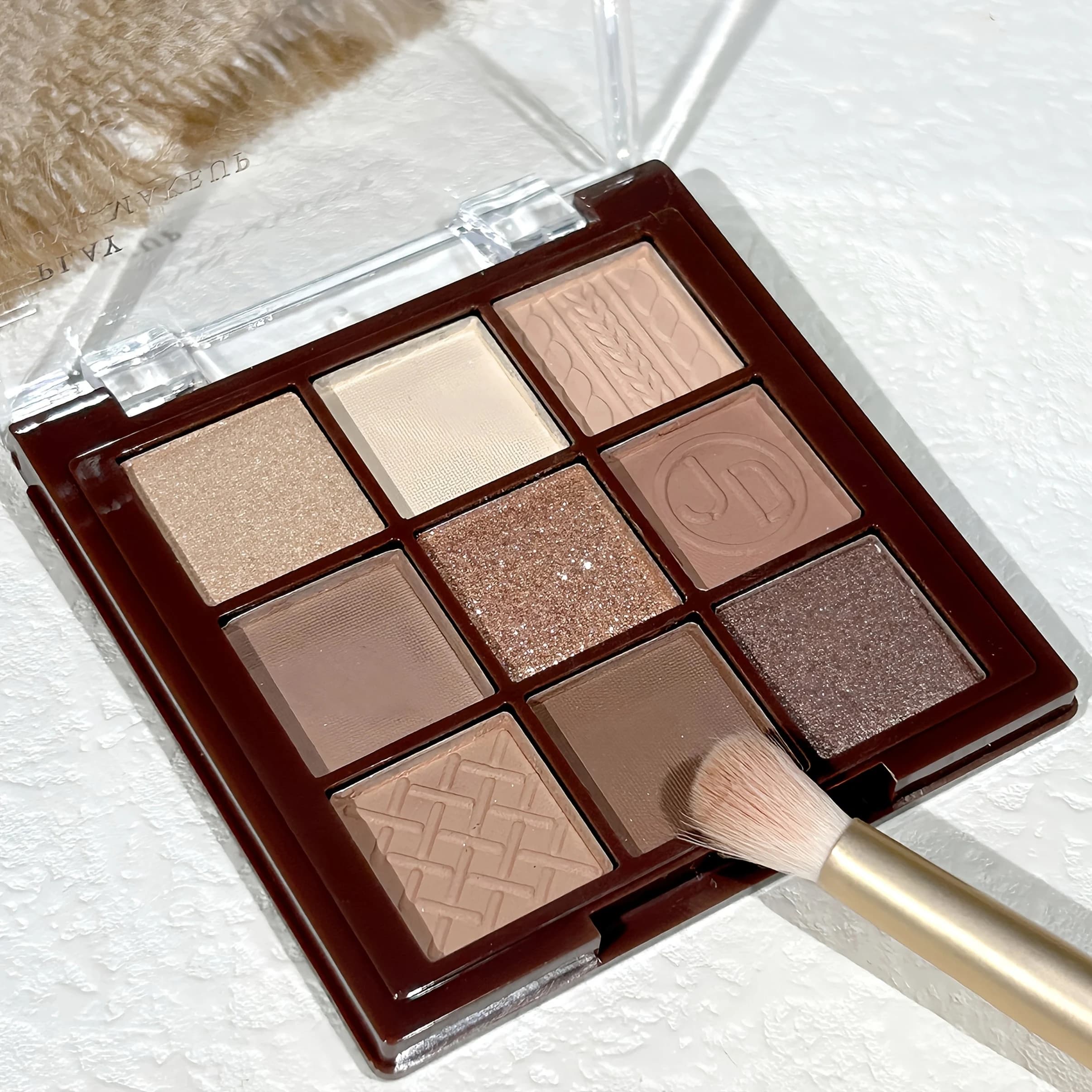 9 color shade tray, opaque perlescent glitter, bare brown ground shading, easy to apply color is not easy to remove make-up