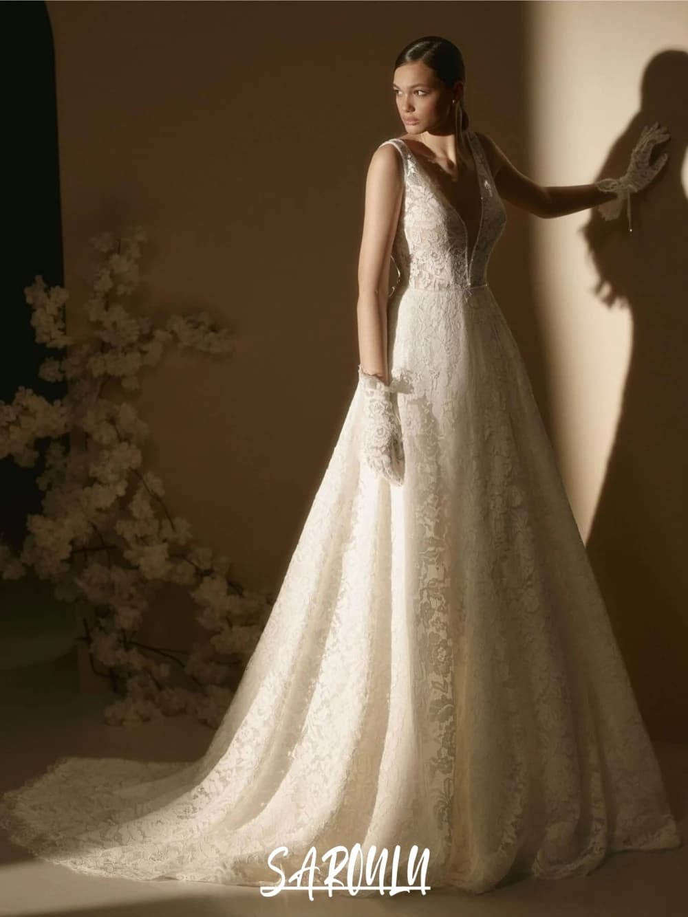Vintage Romantic Lace Wedding Dress with V-neck Exclusive buttons on the back A women's line wears a custom classic wedding dress without gloves