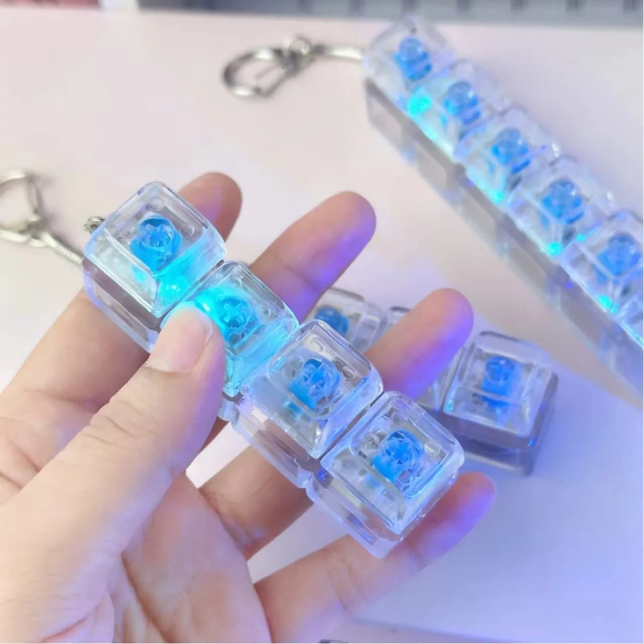 Giocattolo LED Fidget Keycap - Giocattolo Sensoriale Crystal Clicker per Alleviare lo Stress, Portachiavi Fidget Gadget per Adulti e Bambini