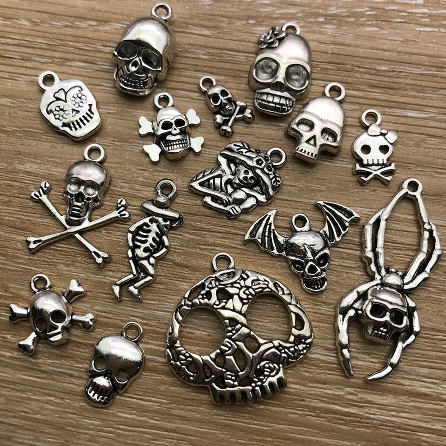 50 ciondoli di Halloween: teschi, pipistrelli e pendenti spettrali in argento vintage per fai da te raccapriccianti e carini!