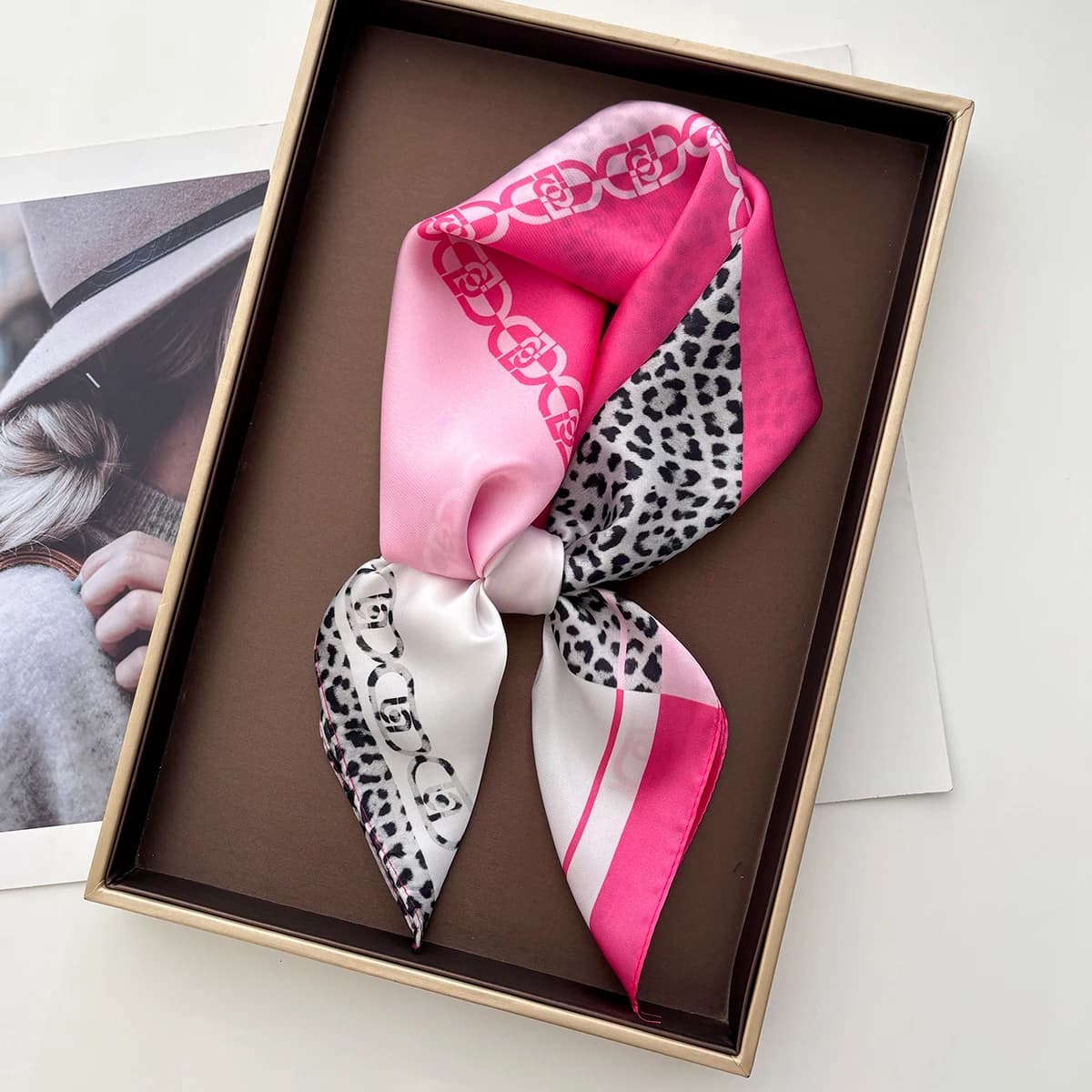 New Silk Square Scarf with Leopard Print Four Seasons 65x65cm, Elegant Collo scarf, Hijab, Hairband, Luxurious Sunshade Scarf, Bandana
