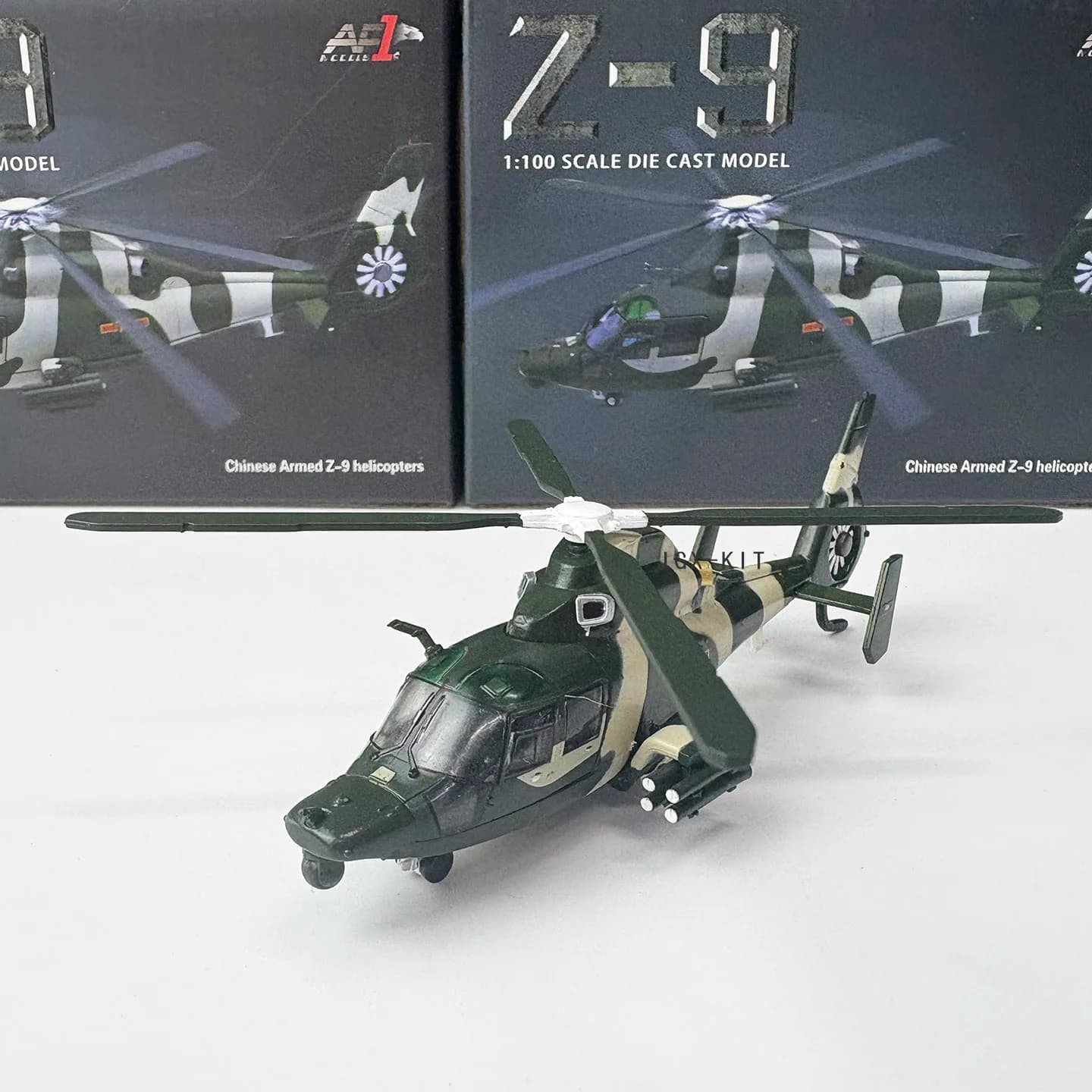 Aereo armato Z9 in scala 1:100 con eliche Dritto 9 Modello WZ-9 Z-9 Delfino Elicottero Modello in metallo Giocattoli Regali per bambini