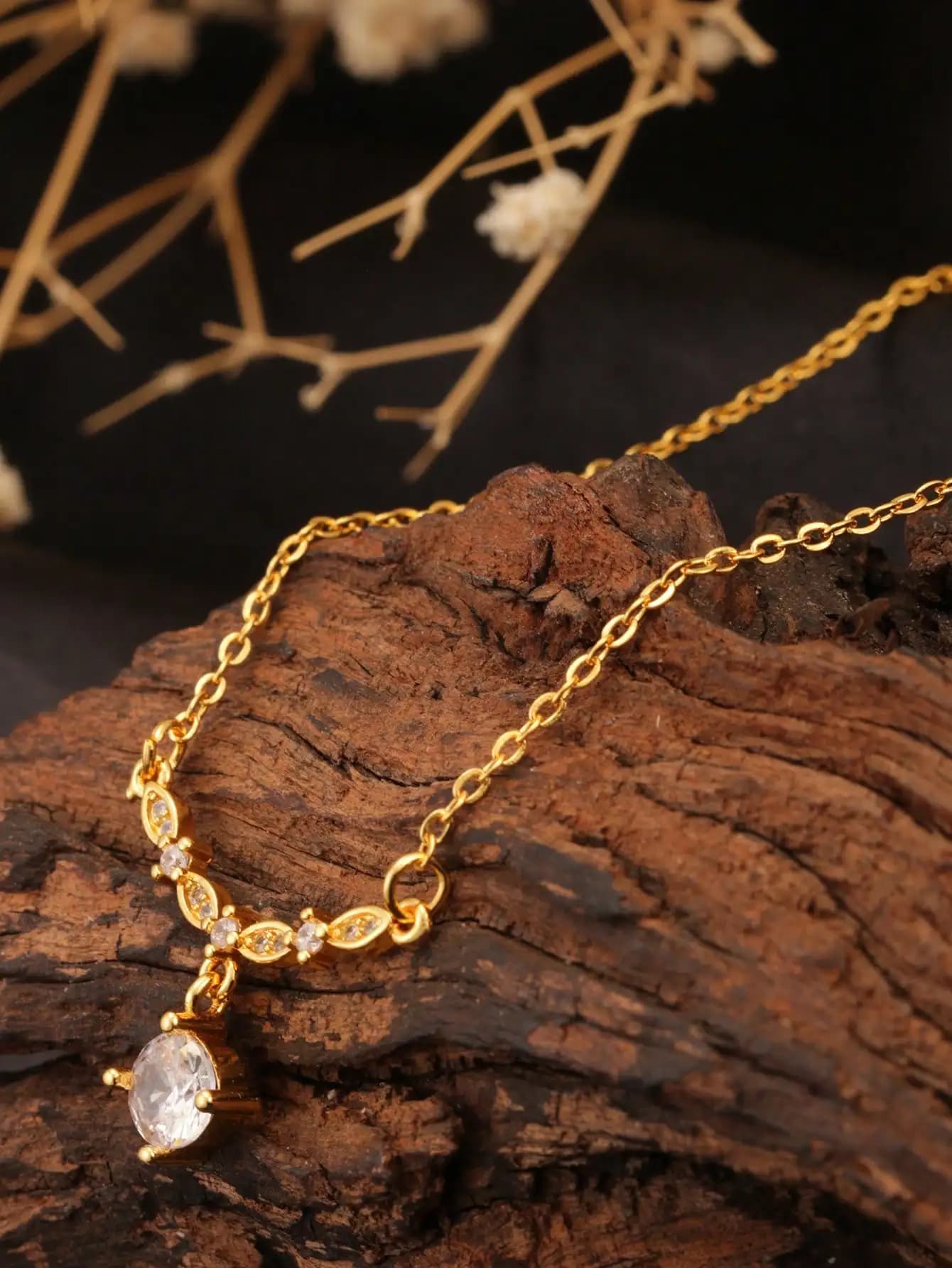 1 nuova collana in stile estivo con design a faccina sorridente, placcata in oro 24 carati, catena a V in acciaio inossidabile con grandi strass, squisita e versatile, catena per clavicola alla moda e di lusso, adatta per le donne da indossare nella vita quotidiana, alle feste e ai banchetti, o come regalo.