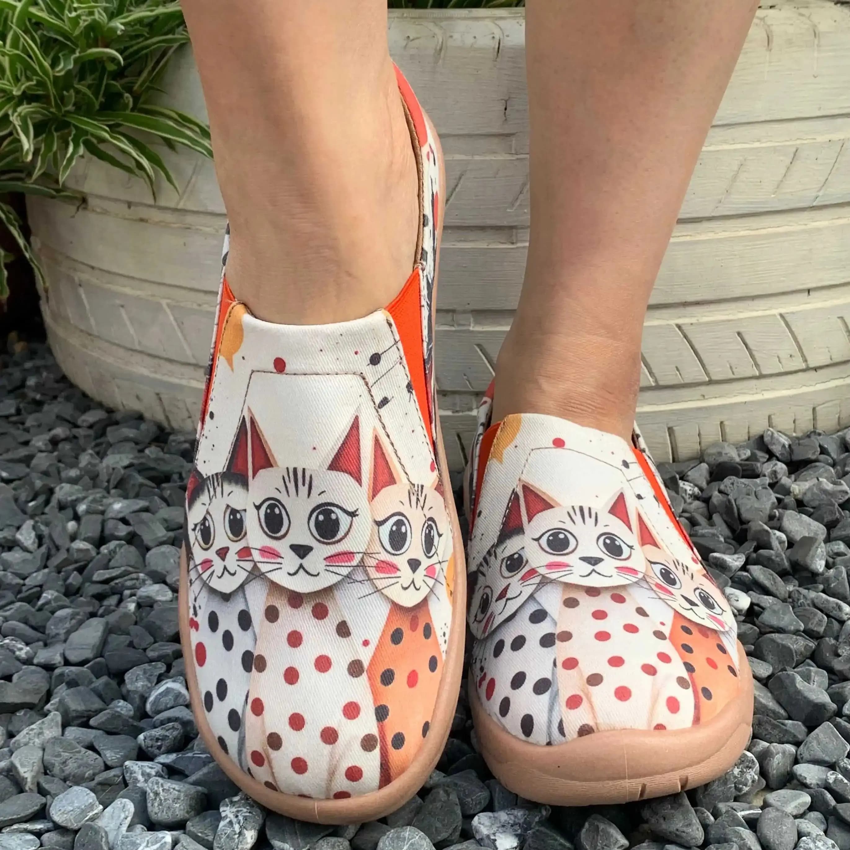 Women's Moccasins, casual sneakers, walking shoes, running shoes, comfortable shoes in fabric, large women's shoes with cat print cartoon, fashionable gift for vacation.